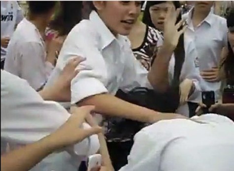 Nữ sinh còn mặc nguyên đồng phục "dằn mặt" bạn tại Công viên Tuổi Trẻ, Hà Nội (ảnh cắt từ clip).